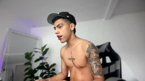 Snapshot of russell_adams_ chatting on 11/19/25, 12:27 R U S S E L L online show from 11/19/25, 12:27