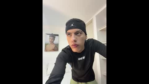 Snapshot of russell_adams_ chatting on 11/26/25, 01:50 R U S S E L L online show from 11/26/25, 01:50