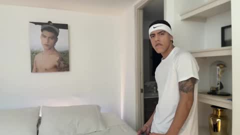 Snapshot of russell_adams_ chatting on 11/27/25, 06:32 R U S S E L L online show from 11/27/25, 06:32