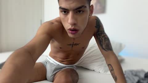 Snapshot of russell_adams_ chatting on 11/29/25, 02:20 R U S S E L L online show from 11/29/25, 02:20