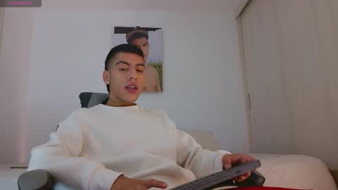 Snapshot of russell_adams_ chatting on 12/03/25, 09:29 R U S S E L L online show from 12/03/25, 09:29