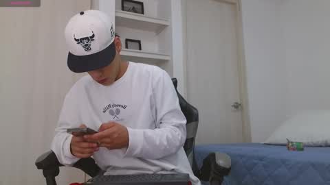 Snapshot of russell_adams_ chatting on 12/17/25, 10:10 R U S S E L L online show from 12/17/25, 10:10