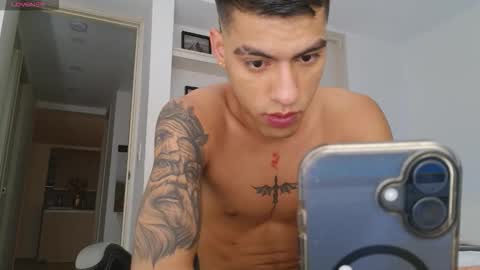 Snapshot of russell_adams_ chatting on 12/18/25, 12:06 R U S S E L L online show from 12/18/25, 12:06