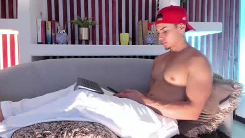 Snapshot of ryangreys01 chatting on 10/21/25, 03:18 Ryan online show from 10/21/25, 03:18