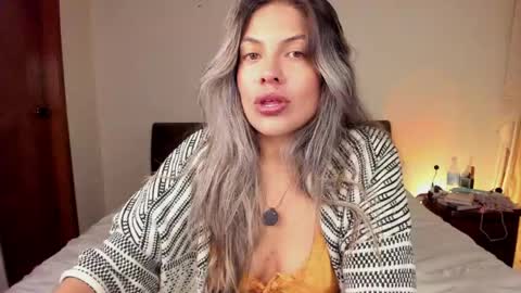 Snapshot of s_u_n_r_i_s_e_e chatting on 05/17/26, 05:16 Leslie Beltrn online show from 05/17/26, 05:16
