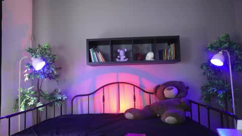 Snapshot of sabrina_bloom_ chatting on 11/04/25, 02:05 sabri online show from 11/04/25, 02:05