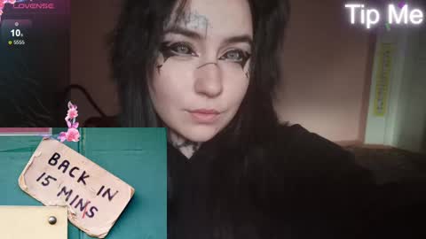 Snapshot of sabrina_raiders_666 chatting on 02/05/25, 12:17 Lilith Solar online show from 02/05/25, 12:17