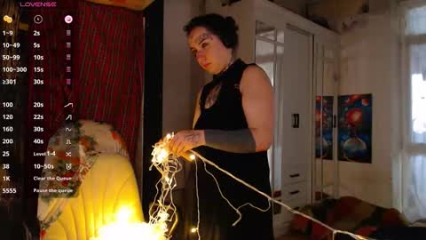 Snapshot of sabrina_raiders_666 chatting on 12/04/25, 08:01 Lilith Solar online show from 12/04/25, 08:01