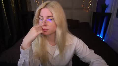 Snapshot of sabrinamuse chatting on 06/17/26, 06:27 Sabrina online show from 06/17/26, 06:27