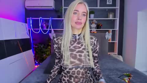 Snapshot of sabrinasharm chatting on 12/14/25, 12:54 Sabrina online show from 12/14/25, 12:54