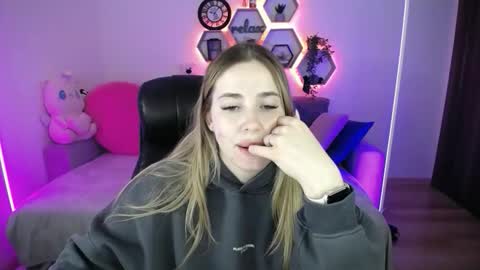 Snapshot of sabrinviolet chatting on 04/04/26, 08:01 Sabrina Violet online show from 04/04/26, 08:01