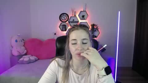 Snapshot of sabrinviolet chatting on 04/17/26, 08:06 Sabrina Violet online show from 04/17/26, 08:06