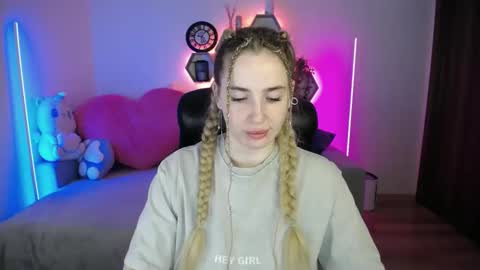 Snapshot of sabrinviolet chatting on 05/18/26, 08:09 Sabrina Violet online show from 05/18/26, 08:09