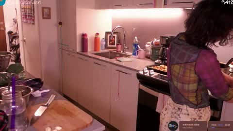 Snapshot of safaeri chatting on 12/18/25, 08:48 Safa online show from 12/18/25, 08:48