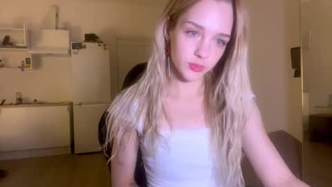 Sofia online show from 11/18/25, 04:39