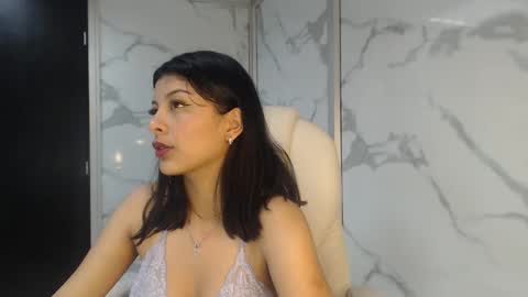 Snapshot of salmaportman_ chatting on 01/25/25, 01:21 salmaportman_ online show from 01/25/25, 01:21