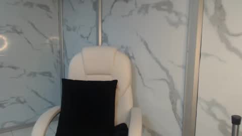 Snapshot of salmaportman_ chatting on 02/20/25, 10:05 salmaportman_ online show from 02/20/25, 10:05