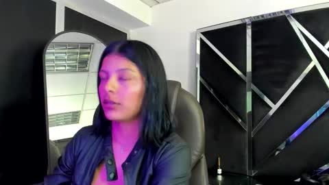 Snapshot of salmaportman_ chatting on 10/19/25, 04:02 salmaportman_ online show from 10/19/25, 04:02