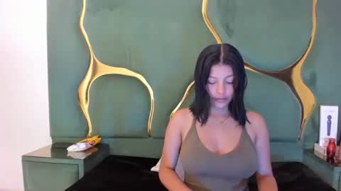 Snapshot of salmaportman_ chatting on 10/26/25, 03:45 salmaportman_ online show from 10/26/25, 03:45