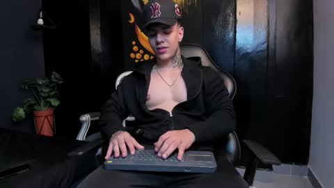 Snapshot of salvatore_damore chatting on 10/14/25, 05:36 SALVATORE online show from 10/14/25, 05:36