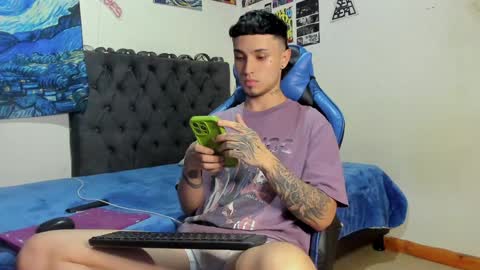 Snapshot of salvatore_dereck chatting on 12/20/24, 01:03   online show from 12/20/24, 01:03