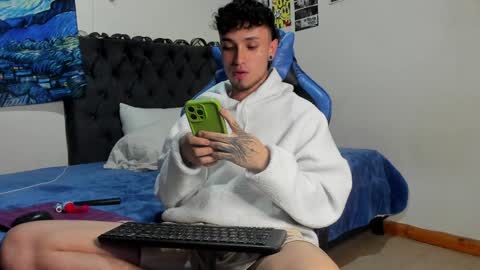 Snapshot of salvatore_dereck chatting on 12/23/24, 01:40   online show from 12/23/24, 01:40