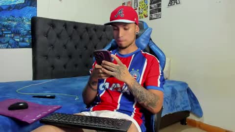 Snapshot of salvatore_dereck chatting on 03/05/25, 01:21   online show from 03/05/25, 01:21