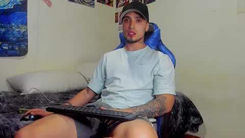 Snapshot of salvatore_dereck chatting on 10/20/25, 01:17   online show from 10/20/25, 01:17