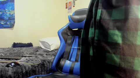 Snapshot of salvatore_dereck chatting on 10/24/25, 01:13   online show from 10/24/25, 01:13