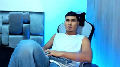 Snapshot of sam_knight_ chatting on 12/17/25, 01:22 SAM online show from 12/17/25, 01:22