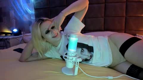 Snapshot of samanthamiasnik1 chatting on 10/25/25, 12:29 Samantha online show from 10/25/25, 12:29