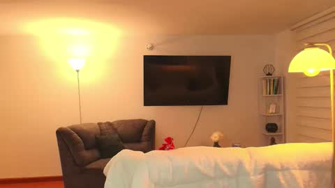 Hello I am absent due to a family calamity I will return soon-hola estoy ausente por un problema familiar volvere pronto. online show from 10/04/25, 12:41