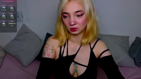 Snapshot of sandra_bell_ chatting on 10/14/25, 08:15 Sandra online show from 10/14/25, 08:15