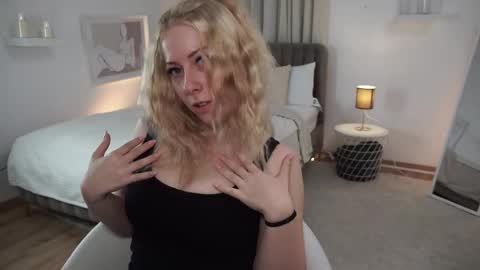 Snapshot of sandraa_cole chatting on 09/24/25, 04:32 Szandra online show from 09/24/25, 04:32