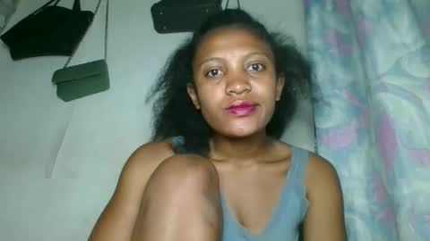 Snapshot of sanelie09 chatting on 11/05/25, 01:27 sanelie09 online show from 11/05/25, 01:27