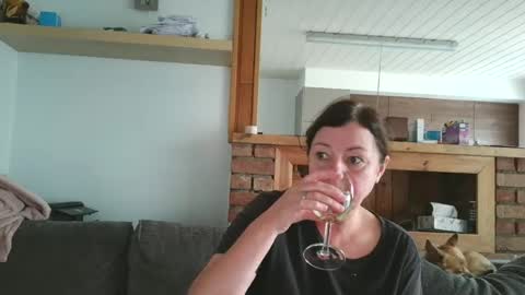 Snapshot of sanroom chatting on 09/22/25, 12:18 sanroom online show from 09/22/25, 12:18