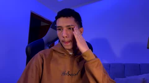 santi_twink19 online show from 01/06/25, 11:29