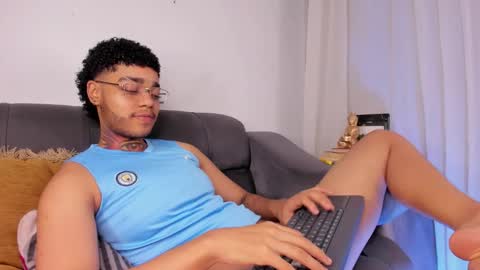 Snapshot of santi_xximo chatting on 11/11/25, 12:54 Santiago online show from 11/11/25, 12:54