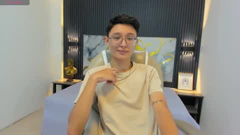 santiago_russo18 online show from 09/19/25, 12:39