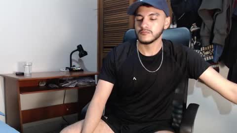 Snapshot of santiexxx chatting on 10/18/25, 03:53 santiexxx online show from 10/18/25, 03:53