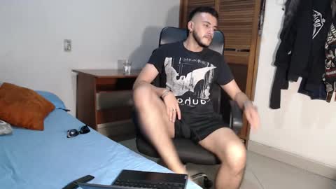 Snapshot of santiexxx chatting on 10/20/25, 03:29 santiexxx online show from 10/20/25, 03:29