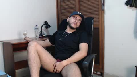 Snapshot of santiexxx chatting on 10/25/25, 04:42 santiexxx online show from 10/25/25, 04:42