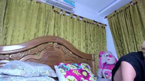 kitty online show from 12/30/24, 10:23