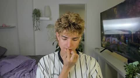 kitty online show from 11/08/25, 02:01