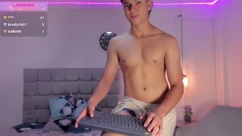 Snapshot of santy_stump chatting on 09/17/25, 09:27 santy_stump online show from 09/17/25, 09:27