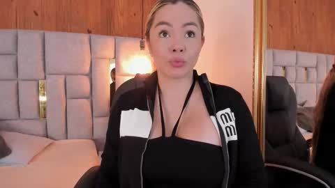 Snapshot of saori_newman chatting on 10/18/25, 12:06 Saori online show from 10/18/25, 12:06