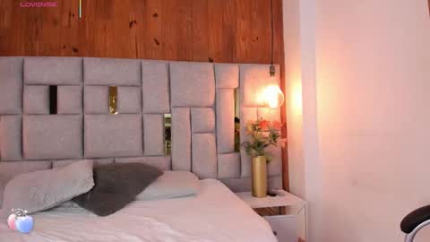 Snapshot of saori_newman chatting on 10/23/25, 11:42 Saori online show from 10/23/25, 11:42