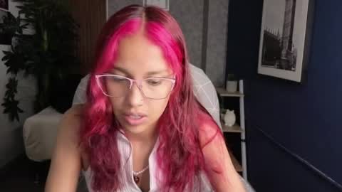 Snapshot of saphiire_ chatting on 04/17/26, 01:36 saphi online show from 04/17/26, 01:36