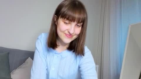 Snapshot of saphirree chatting on 09/23/25, 03:37 Anny online show from 09/23/25, 03:37