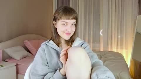 Snapshot of saphirree chatting on 10/21/25, 04:51 Anny online show from 10/21/25, 04:51